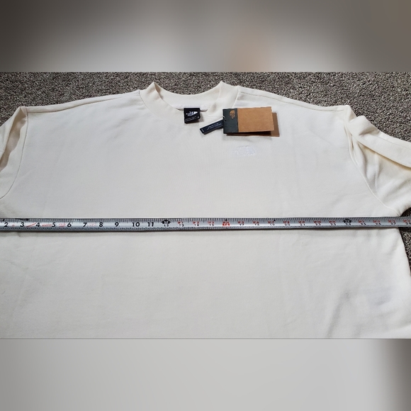 The North Face Women’s Simple Logo Crew - Picture 10 of 12